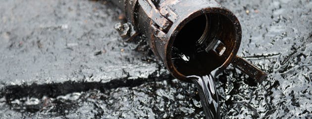 أسعار النفط تواصل خسائرها مسجلة أدني مستوياتها في ثلاثة أسابيع